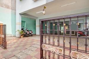 Hotel O Sapthagiri的健身中心和/或健身设施