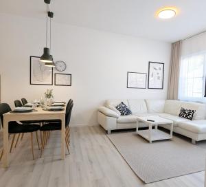 a white living room with a white couch and a table at neu renovierte, gemütliche 4 Zi in Heilbronn