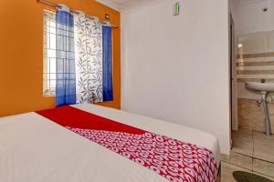 Hotel O Sapthagiri客房内的一张或多张床位