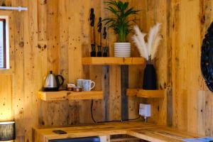 Příslušenství pro přípravu čaje a kávy v ubytování BWHALE guest house B&B