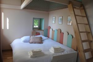 - une chambre avec des lits superposés et des serviettes dans l'établissement L'Echiquier, à Castres