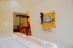 TV a/nebo společenská místnost v ubytování Dieng Luxury Camp By Travelink