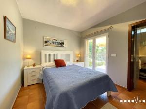 une chambre avec un lit avec un couvre-lit bleu dans l'établissement VH CostaBlanca - HOPE, à Moraira 40 autres photos