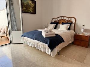 una camera da letto con un letto con asciugamani sopra di Lope de Vega a Fuente Obejuna