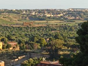 una vista de la acrópolis desde la ciudad de Atenas en B&B Le 4 Stagioni, en Agrigento