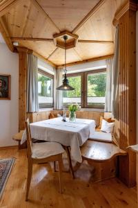 une salle à manger avec une table et des chaises dans l'établissement Haus Alpin, à Ellmau