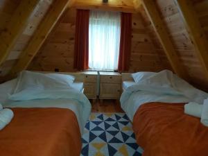 a bedroom with two beds and a window at Princess Jana Apartments in Selišta
