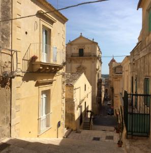 an alley in an old town with buildings at Casa Camelia in Noto