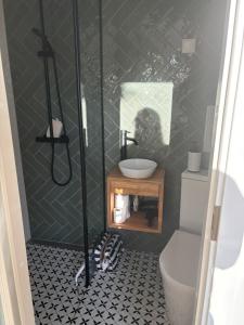 Ένα μπάνιο στο Karusselli Apartment