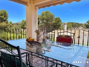 une table avec un bol de fruits sur un balcon dans l'établissement VH CostaBlanca - HOPE, à Moraira