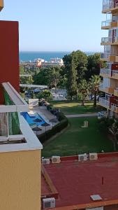 uitzicht op een golfbaan vanuit een gebouw bij Paradise in Benalmádena in Benalmádena +13 foto's