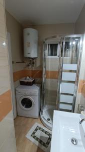 een kleine badkamer met een wasmachine en een wasmachine bij Paradise in Benalmádena in Benalmádena