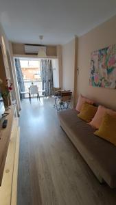 een woonkamer met een bank en een tafel bij Paradise in Benalmádena in Benalmádena