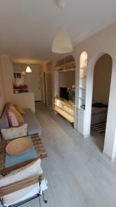 een woonkamer met een bank en een tafel bij Paradise in Benalmádena in Benalmádena