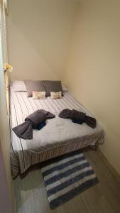 een bed met twee kussens erop in een kamer bij Paradise in Benalmádena in Benalmádena