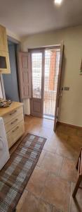 una camera con cucina con porta e piano di La casa di Piero a Fiumefreddo di Sicilia Altre 7 foto