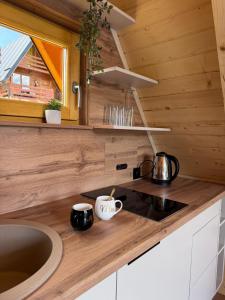 eine Küche mit Herd und Spüle in der Unterkunft Cottage Lana 2 in Jajce