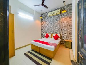 Postel nebo postele na pokoji v ubytování Hotel O Unique Delhi Home Stay