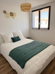 En eller flere senge i et værelse på Appartement Confort-Terrasse-Parking-Wifi-Cap d'agde