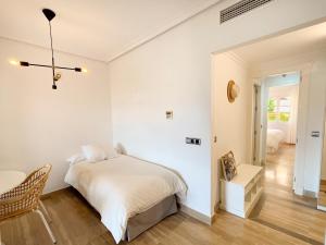 Un dormitorio blanco con una cama y una silla. en Escapada de lujo en Resort de Isla del Fraile, en Águilas 55 fotos más