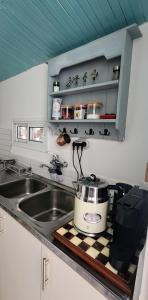 a kitchen counter with a pot and a sink at A country house in the city in Petaẖ Tiqwa +3 photos