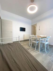 ein Esszimmer mit Tisch und Stühlen und einem Fernseher in der Unterkunft casa vacanze Volta in Gallipoli