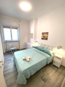 ein Schlafzimmer mit einem Bett und einem Handtuch darauf in der Unterkunft casa vacanze Volta in Gallipoli