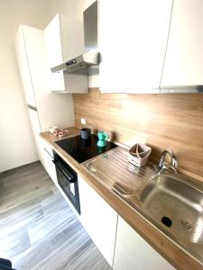 eine kleine Küche mit einer Spüle und einer Theke in der Unterkunft casa vacanze Volta in Gallipoli + 30 Fotos