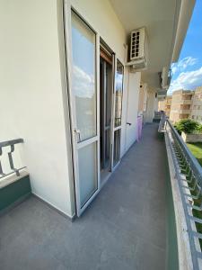 einen Balkon eines Gebäudes mit Fenster in der Unterkunft casa vacanze Volta in Gallipoli