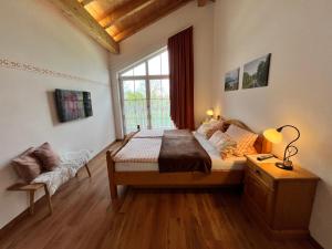 Postel nebo postele na pokoji v ubytování Ferienwohnung Enzian im Haus Schmid