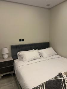 Una cama o camas en una habitación de Stylish studio with smart access