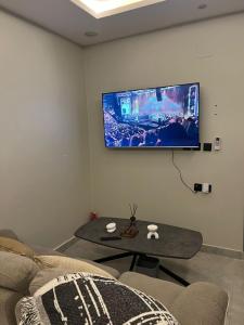 Una televisión o centro de entretenimiento en Stylish studio with smart access
