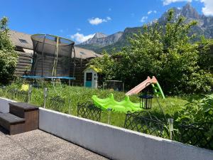 Fotografie z fotogalerie ubytování Le petit paradis au pied du Monte Blanco,jacuzzi privé, Rooftop,air de jeux v destinaci Sallanches