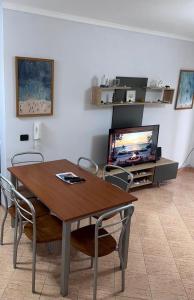 Μια τηλεόραση ή/και κέντρο ψυχαγωγίας στο 1bedroom holiday apartment with amazing view Golem,Durres +8 φωτογραφίες