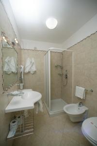 bagno con lavandino, doccia e servizi igienici di Hotel Elisa - Spiaggia Privata Inclusa a Peschici