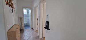 Un baño con nevera con lavabo e inodoro. en Apartment hauskaernten, en Velden am Wörthersee