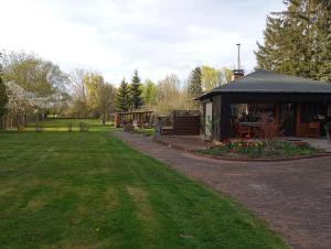 a group of cabins in a park with a yard at MoFe Monteur- Ferienwohnung in Oschersleben