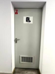 ヴロツワフにあるPrzyjaźni 16 Apt 26 - Self Check-In 20h - Liftの看板の扉