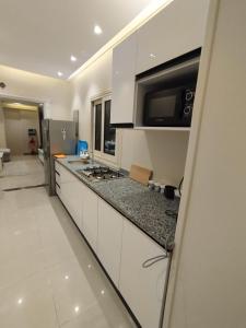 Η κουζίνα ή μικρή κουζίνα στο Shiny 3 Rooms Apartment