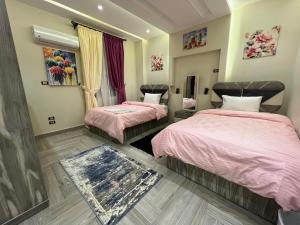 Ένα ή περισσότερα κρεβάτια σε δωμάτιο στο Shiny 3 Rooms Apartment