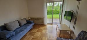 Una sala de estar con un sofá azul y una mesa. en Apartment hauskaernten, en Velden am Wörthersee 33 fotos más