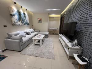 Μια τηλεόραση ή/και κέντρο ψυχαγωγίας στο Shiny 3 Rooms Apartment