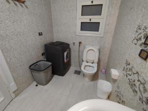 Ένα μπάνιο στο Shiny 3 Rooms Apartment