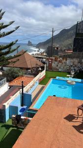 a large swimming pool with a view of the ocean at Estudios kylie y Evelyn in Santa Cruz de Tenerife