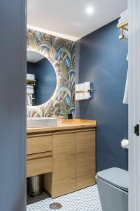 un bagno con lavandino e specchio di Constanza, la vecina de Cervantes ad Alcalá de Henares Altre 36 foto