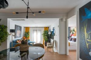 un soggiorno con un divano blu e un tavolo di Constanza, la vecina de Cervantes ad Alcalá de Henares