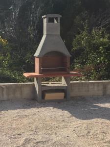 une mangeoire à oiseaux posée sur un mur dans l'établissement Bella Casa Srima Comfort, à Srima