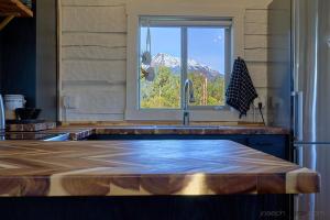 Φωτογραφία από το άλμπουμ του New Everything! Gorgeous Log Cabin in Downtown Joseph σε Joseph