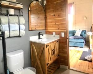 Ένα μπάνιο στο New Everything! Gorgeous Log Cabin in Downtown Joseph