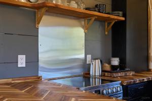 Η κουζίνα ή μικρή κουζίνα στο New Everything! Gorgeous Log Cabin in Downtown Joseph